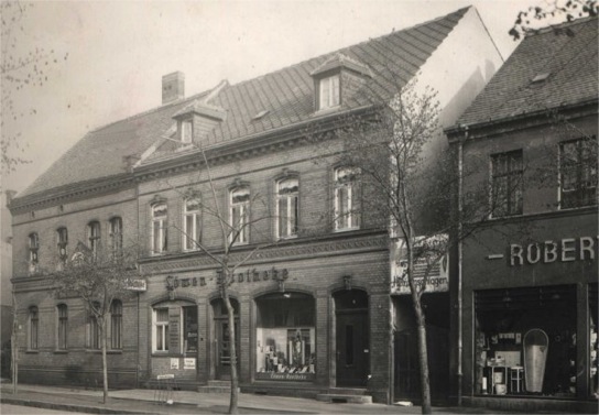 Historische Schwarz-Weiß-Aufnahme des Gebäudes der Löwen-Apotheke in Bitterfeld
