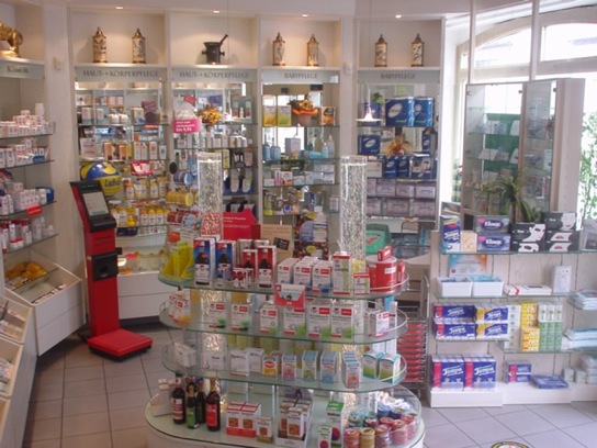 Freiwahlbereich der Löwen-Apotheke mit Regalen und Schaufenster